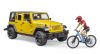 Bruder Jeep Wrangler Rubicon s cyklistom a okolo